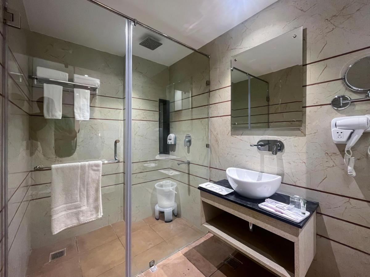 Hotel Classio Royale Amritsar Bagian luar foto